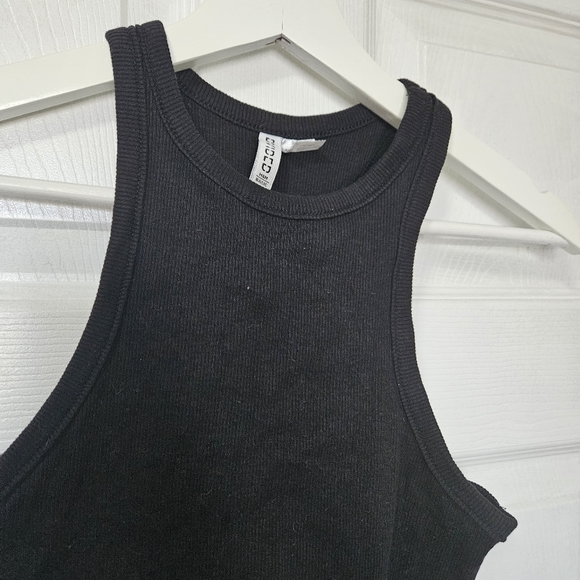 Black Razorback  crop tank - Picture 2 of 8